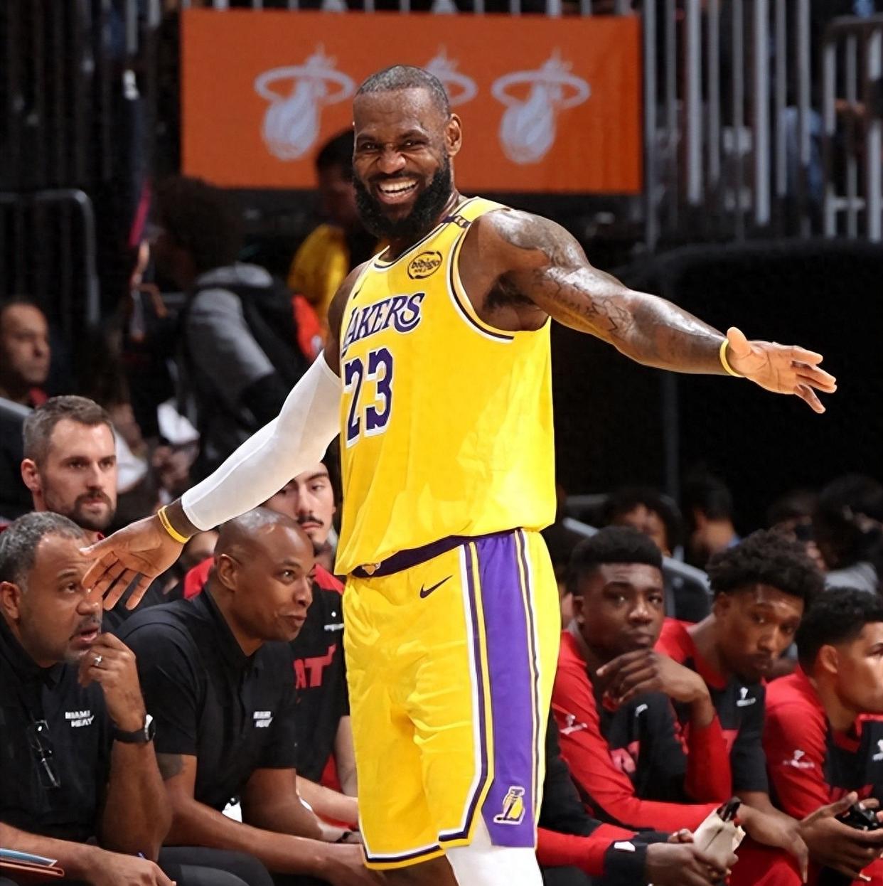 星空体育平台转折点曼联远射贴柱；NBA季后赛国际比赛日攻防权衡；话题不断；年轻球员得到机会的简单介绍